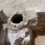.מטפונה בור לאפית בשר בפתח חנות ברחוב החנויות העבאסי.
