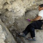 ניקוי פסיפס משלב התיקונים ובדיקה כדי לראות שהפסיפס עובר תחת הקיר