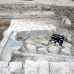 צנרת התשתית של מפעל הבניה העבאסי חוצה דרך בניין ביזנטי ששוטח עד רצפתו עם בניית המסגד 1