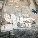 רצפת אופוס סקטילה של ארמון הורדוס אנטיפס. מימין תעלת הבטון של המוביל המלוח.